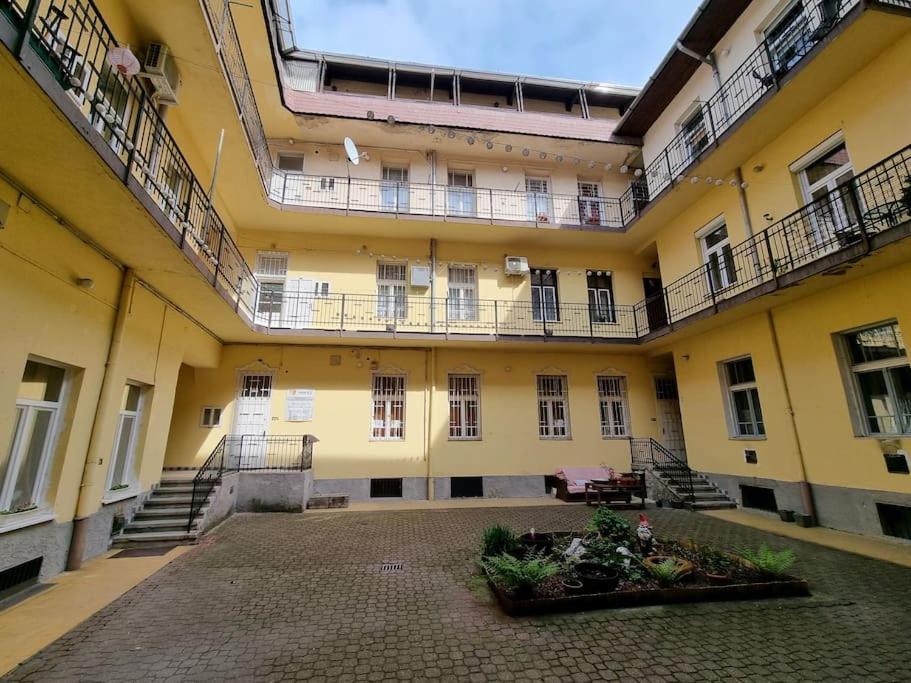 Vintage Apartman In City Center Мисколк Екстериор снимка