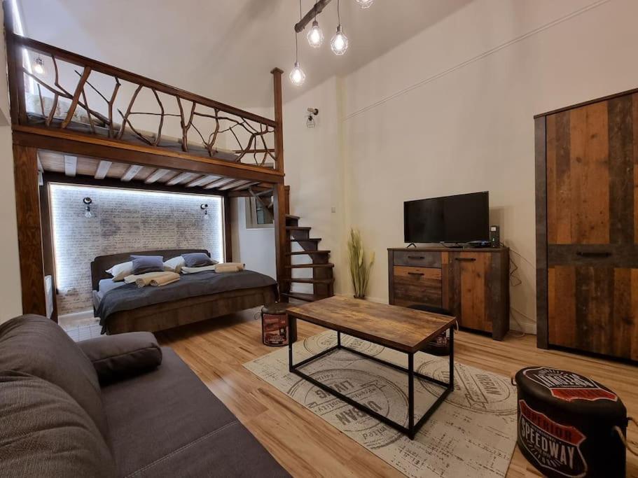 Vintage Apartman In City Center Мисколк Екстериор снимка