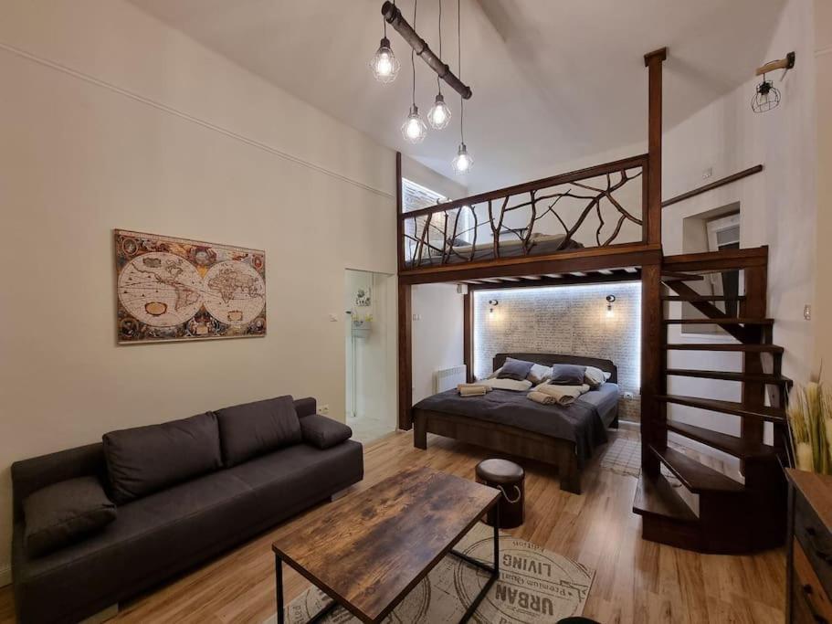 Vintage Apartman In City Center Мисколк Екстериор снимка