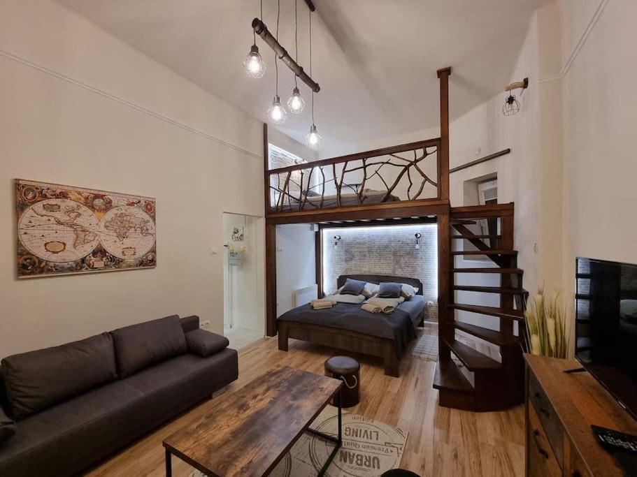 Vintage Apartman In City Center Мисколк Екстериор снимка