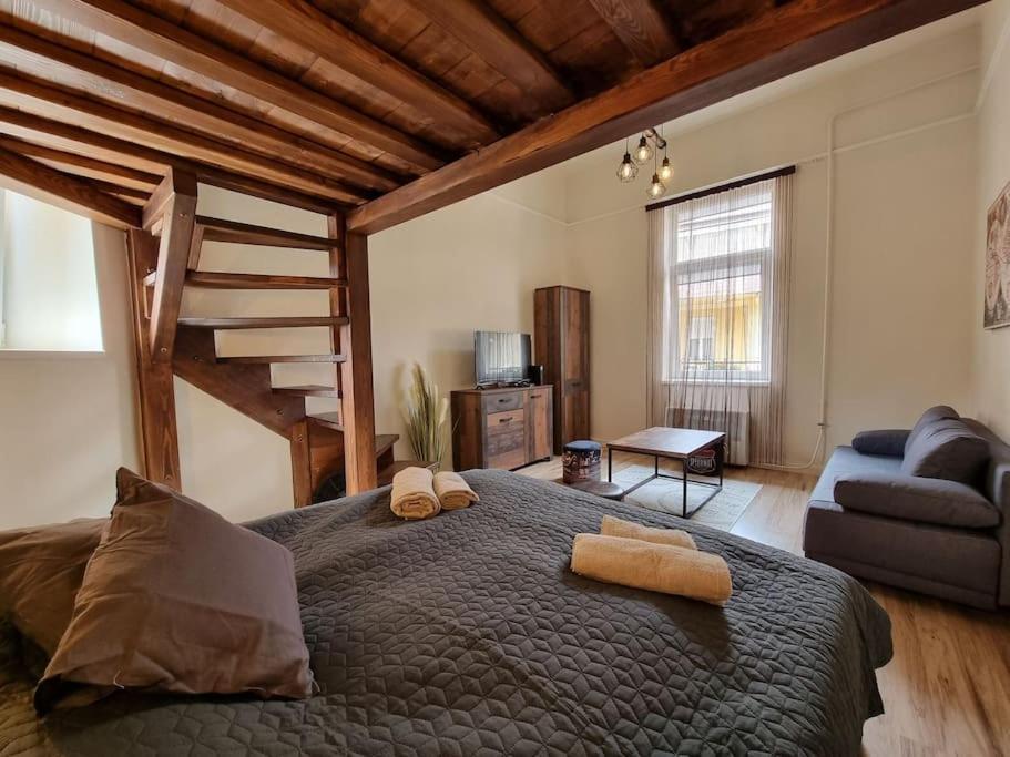 Vintage Apartman In City Center Мисколк Екстериор снимка