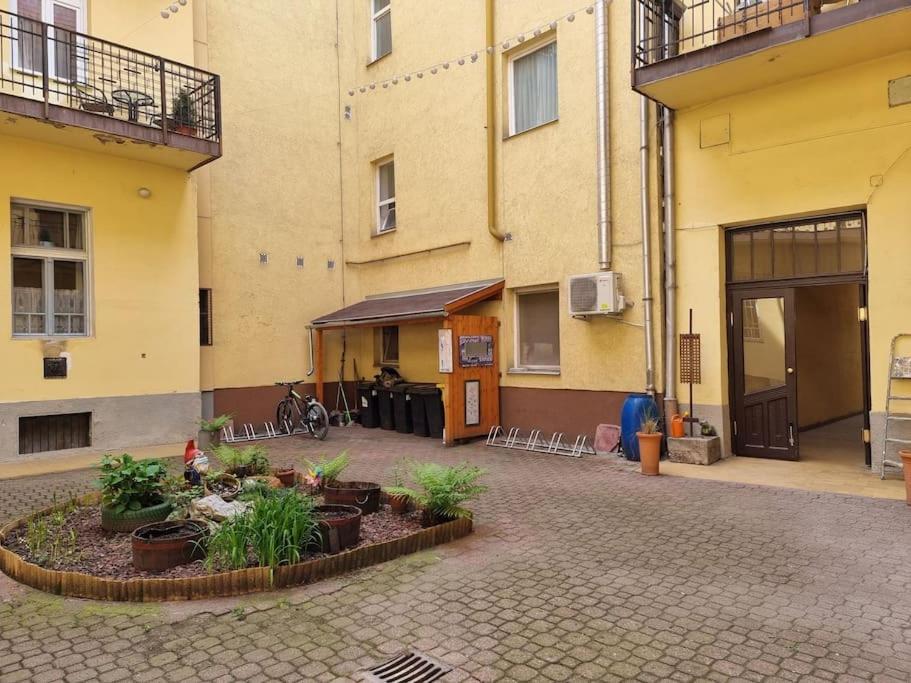 Vintage Apartman In City Center Мисколк Екстериор снимка