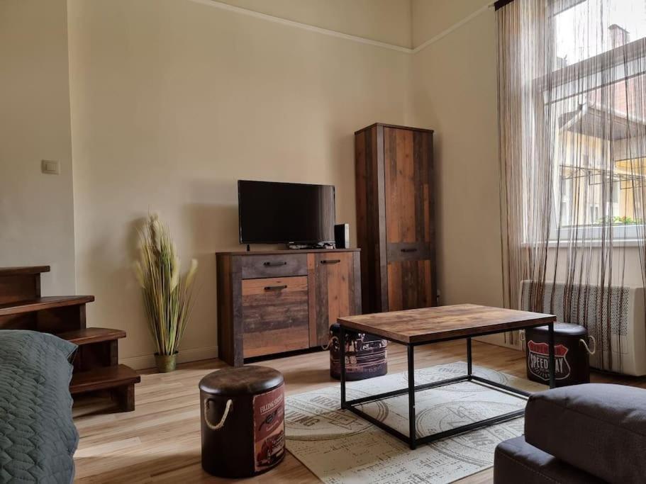 Vintage Apartman In City Center Мисколк Екстериор снимка