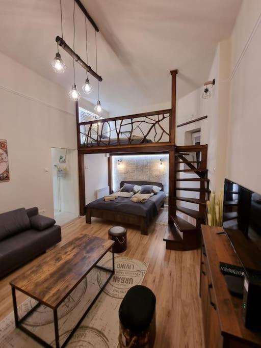 Vintage Apartman In City Center Мисколк Екстериор снимка
