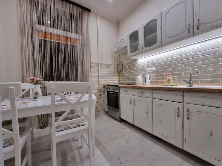Vintage Apartman In City Center Мисколк Екстериор снимка